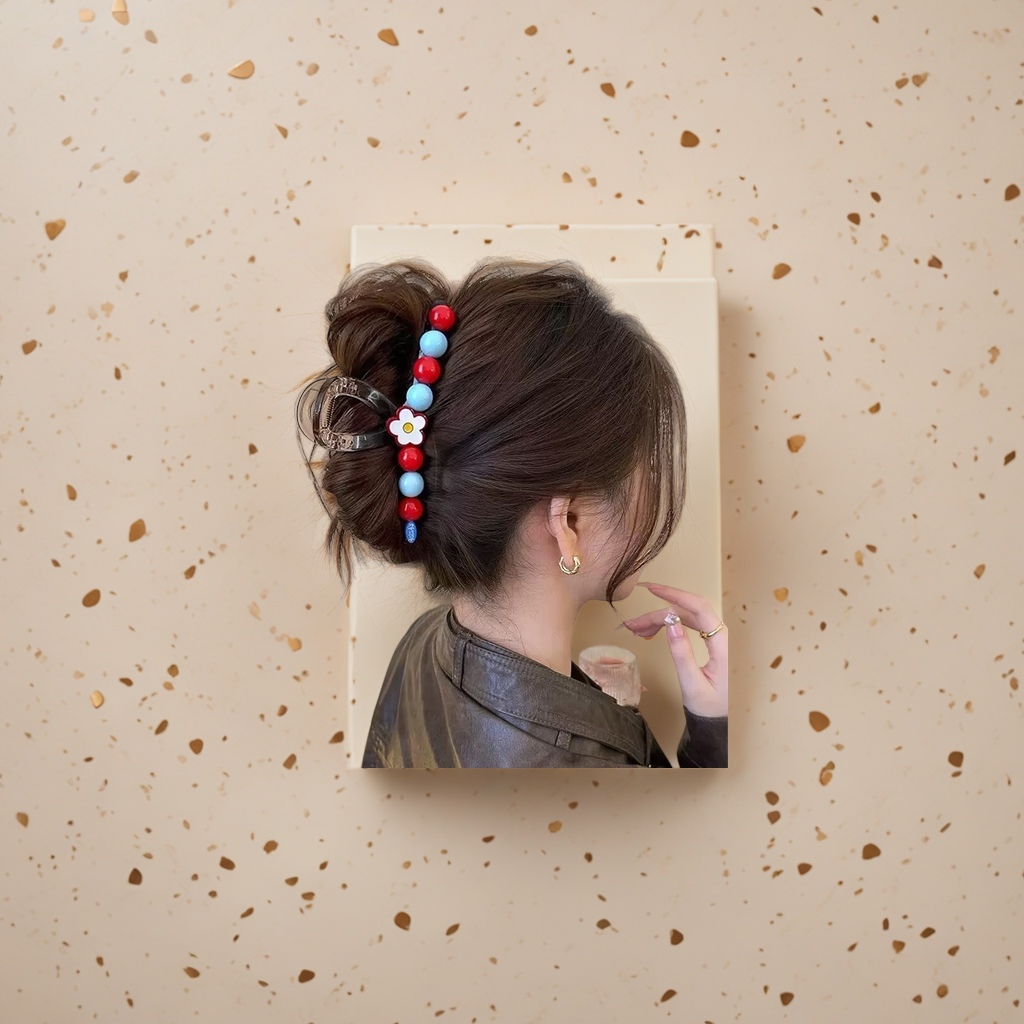 Colorful beaded hair clips are fashionable and versatile hair accessories for women's hairstyles
