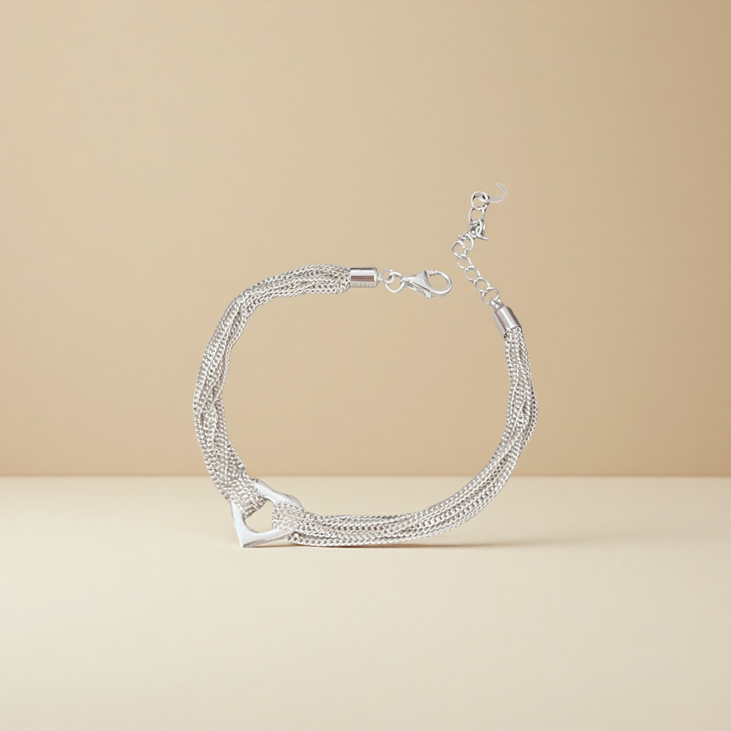 وكان سوار على شكل قلب فضية مربوطة بالمعصم