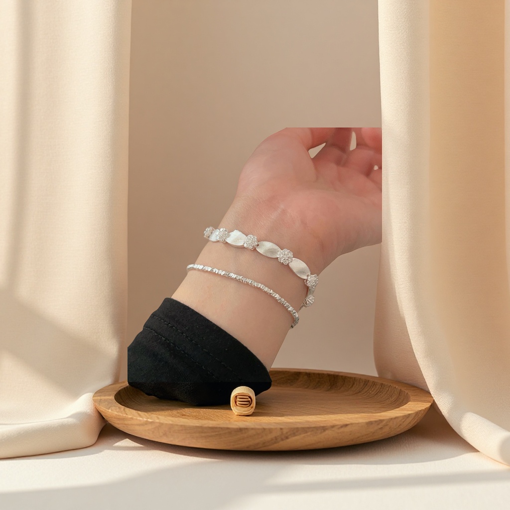 Silver flower leaf-shaped bracelet for women, simple, fashionable, versatile and light luxury accessory details Picture
