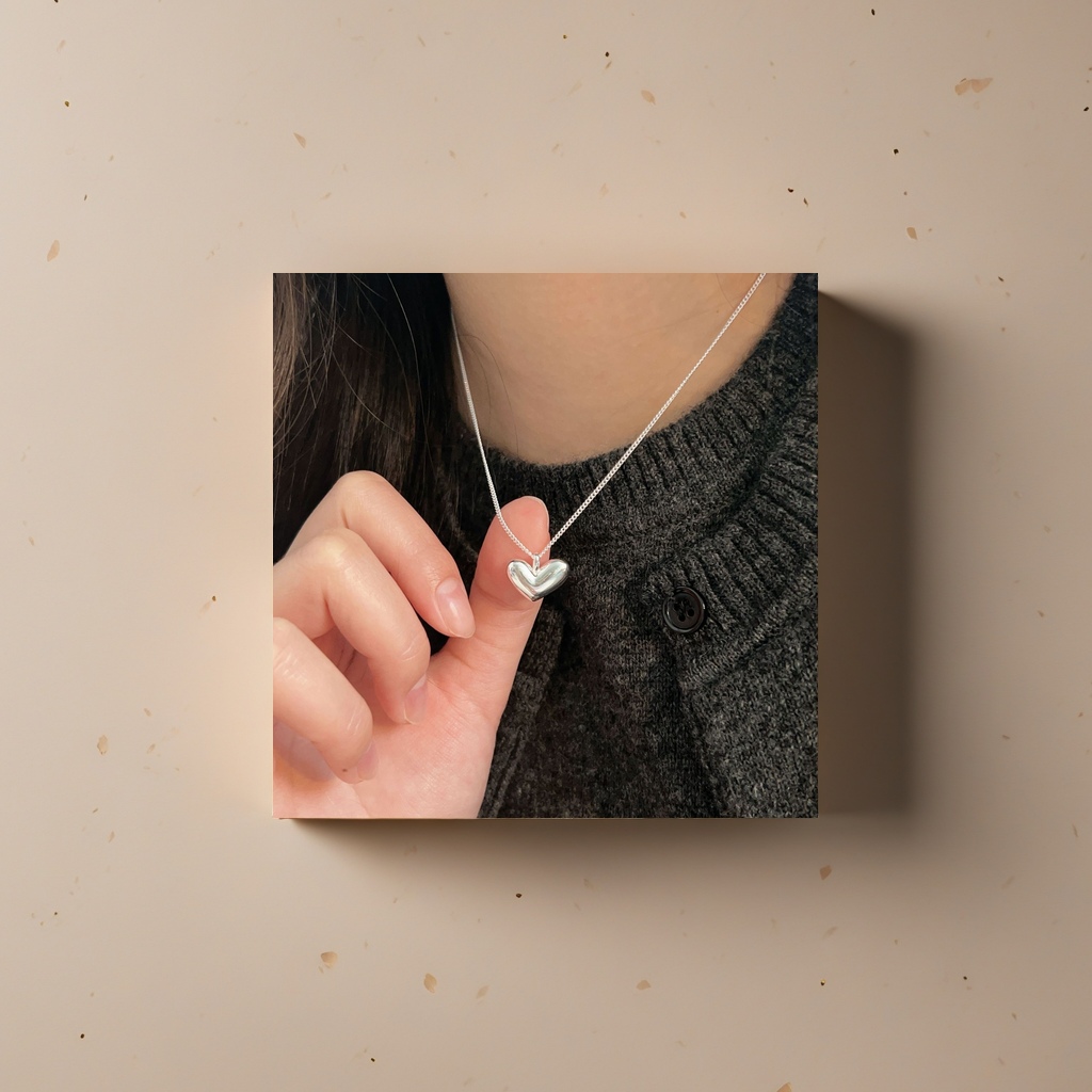 A simple, fashionable and versatile silver heart-shaped pendant necklace for ladies details Picture