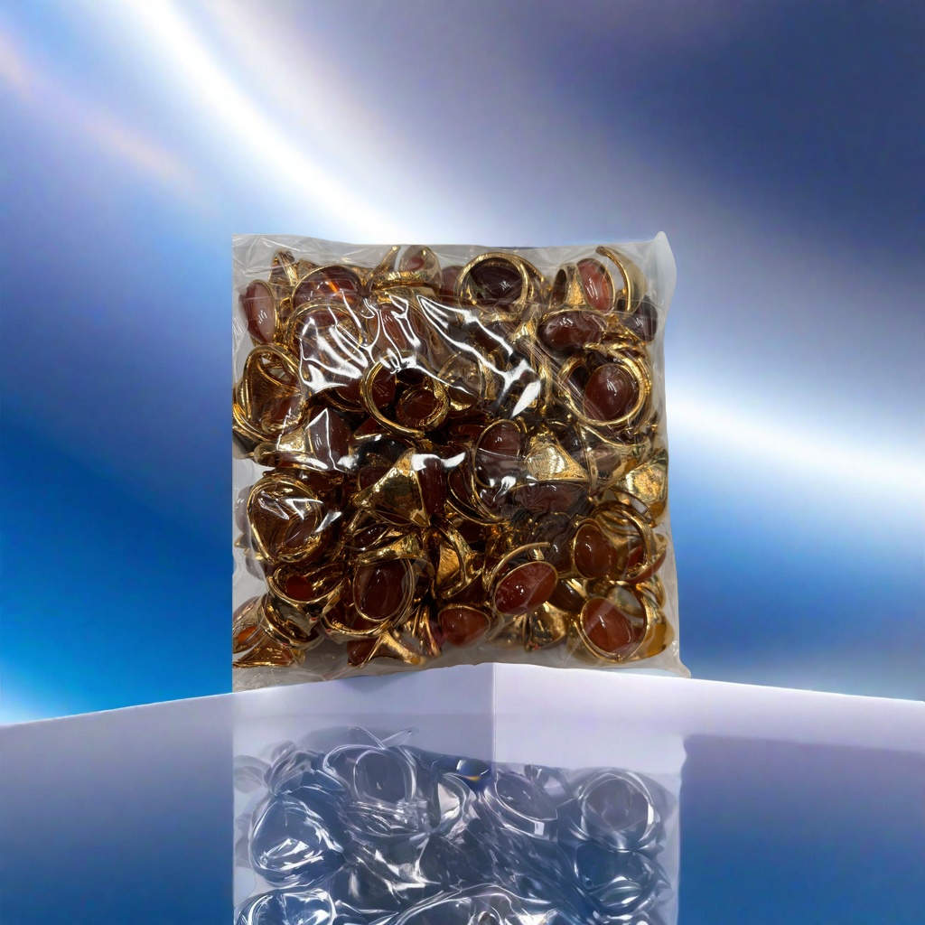 金色戒指装在透明塑料袋中，内含多枚镶嵌红褐色宝石的戒指产品图