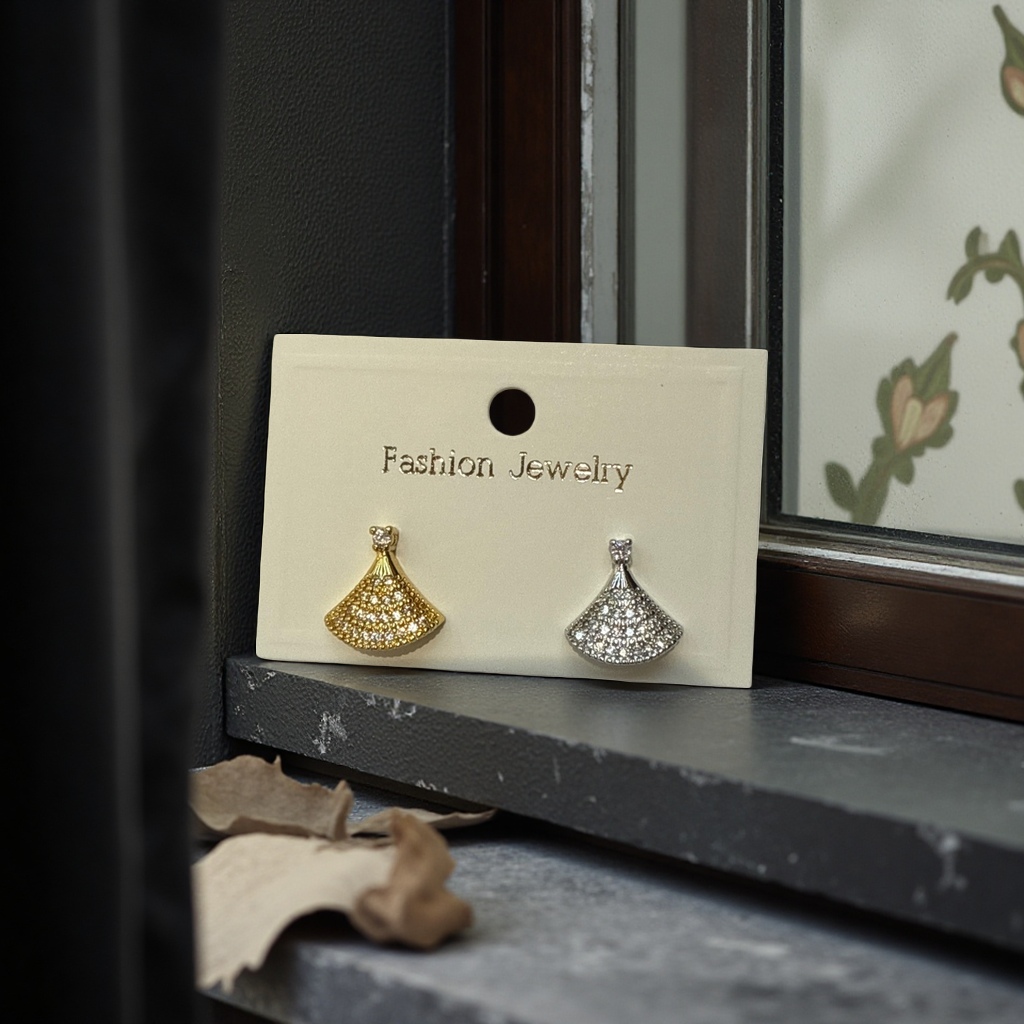 المروحة الذهبية الفضية المقوحة الممسمار خلفية العلامة البيضاء Fashion Jewelry details Picture