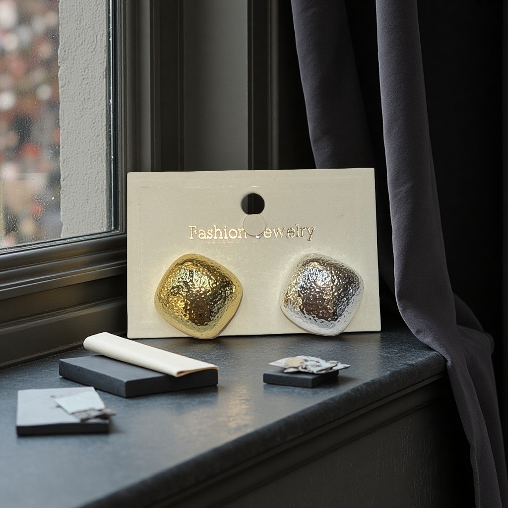 Gold and silver hammer-patterned square ear studs, fashionable and light luxury geometric style earrings