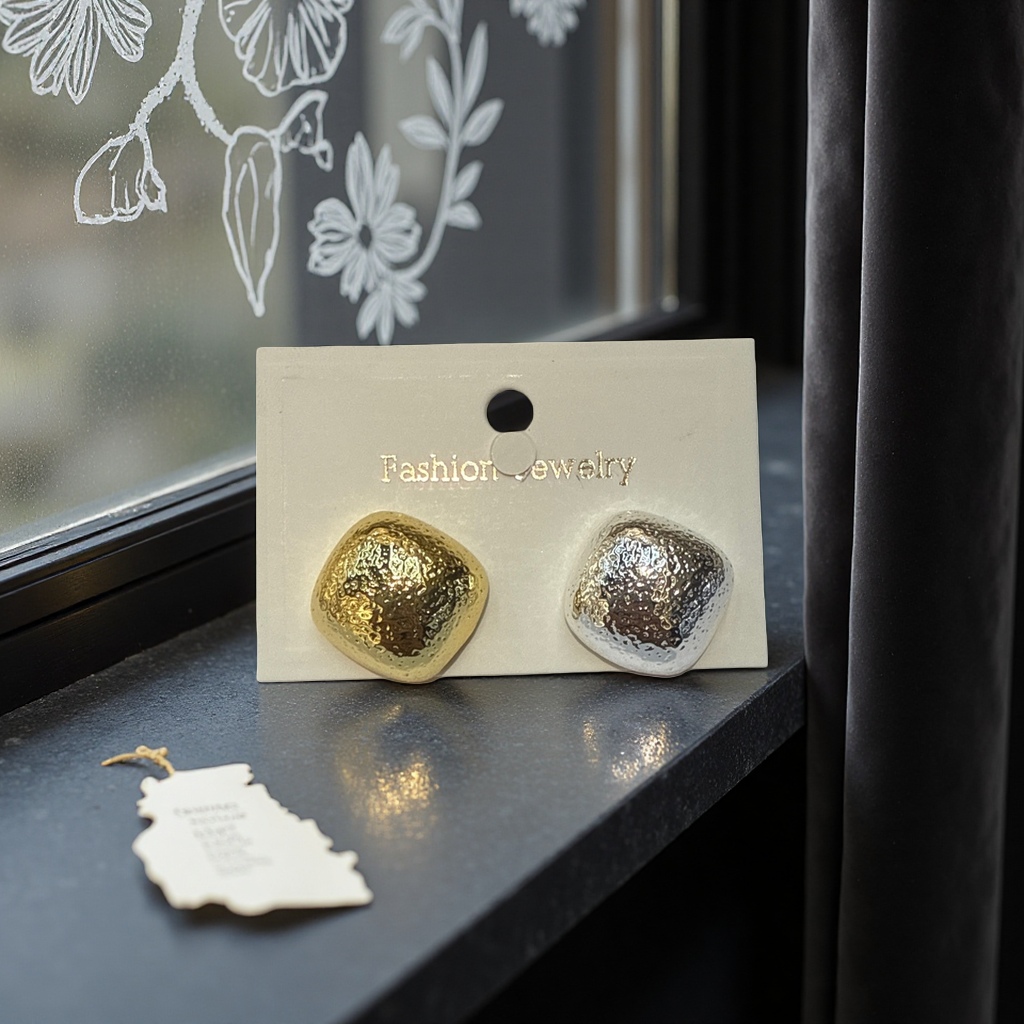 Gold and silver hammer-patterned square ear studs, fashionable and light luxury geometric style earrings Specification image