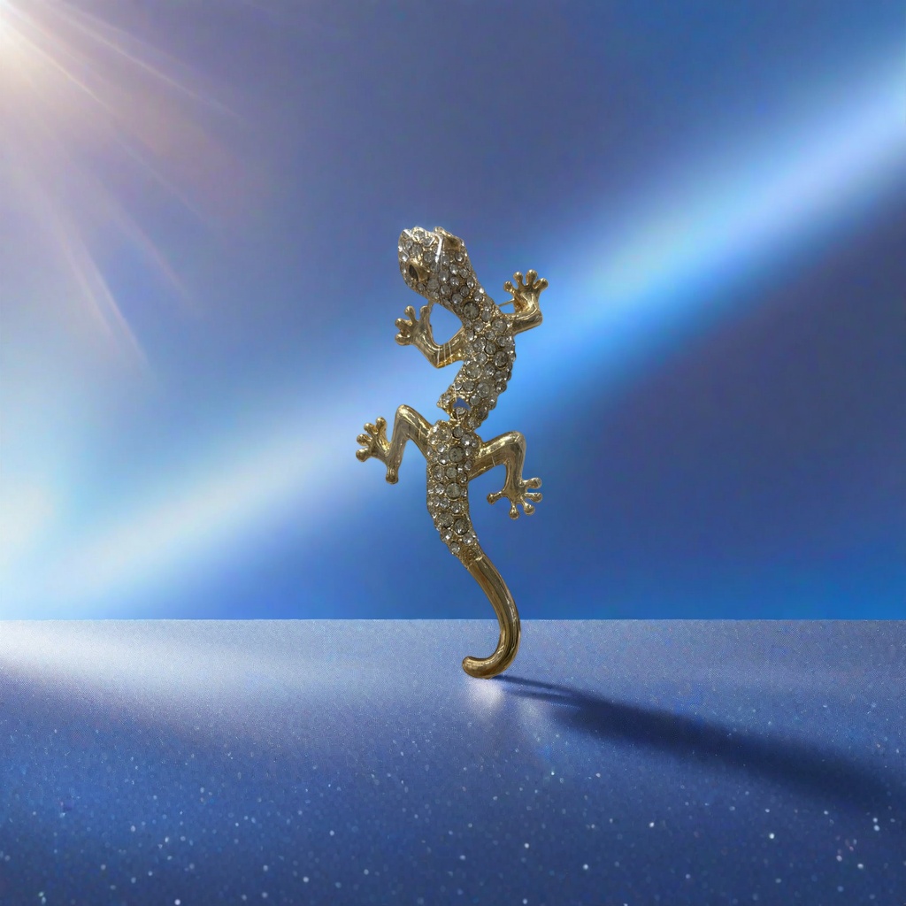 A golden diamond-encrusted gecko-shaped brooch, a fashionable and retro accessory, in an exquisite gift box Application Scenario