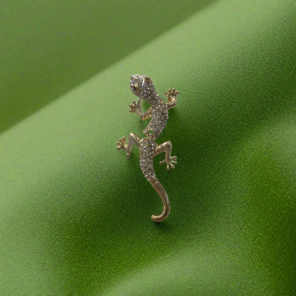A golden diamond-encrusted gecko-shaped brooch, a fashionable and retro accessory, in an exquisite gift box details Picture