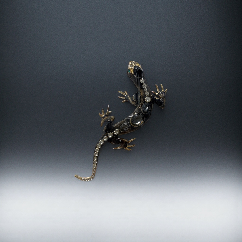 The black diamond-encrusted lizard-shaped brooch is a fashionable and retro accessory with an exquisite metallic texture Application Scenario