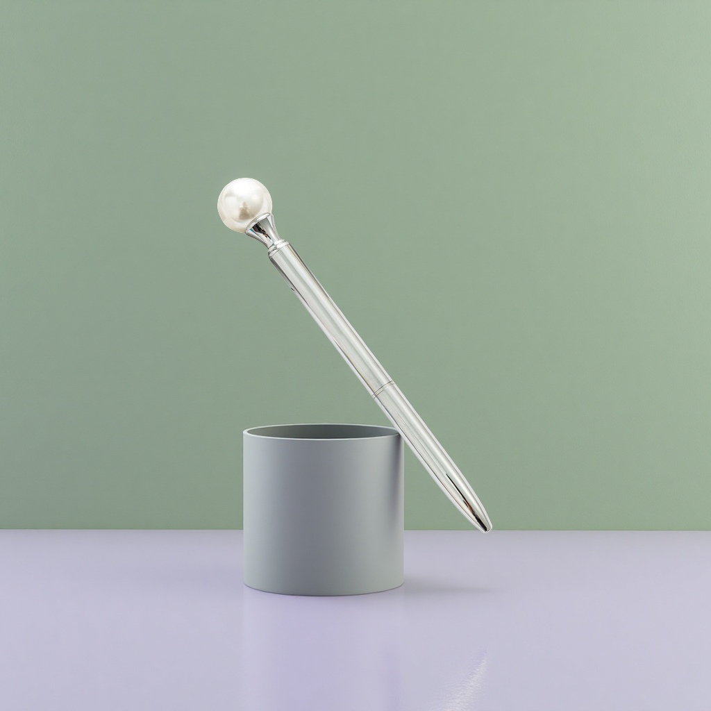 قلم معدني فضي اللون مع قبعة من اللؤلؤ Specification image