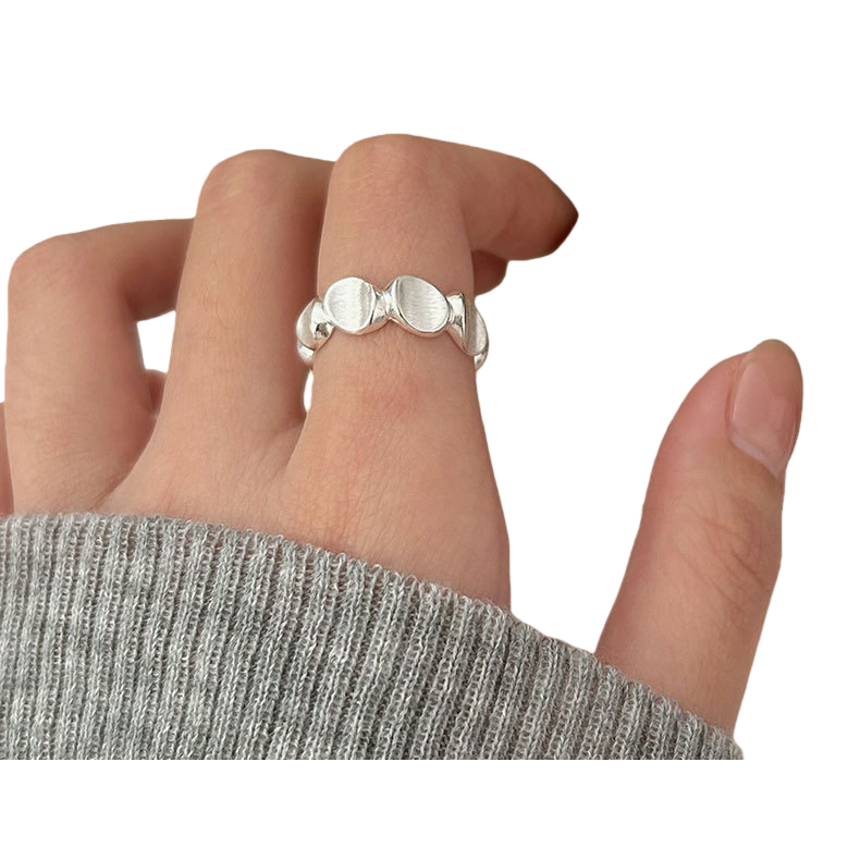 A silver ring worn on the finger is a simple, fashionable and versatile lady's ring Item Picture