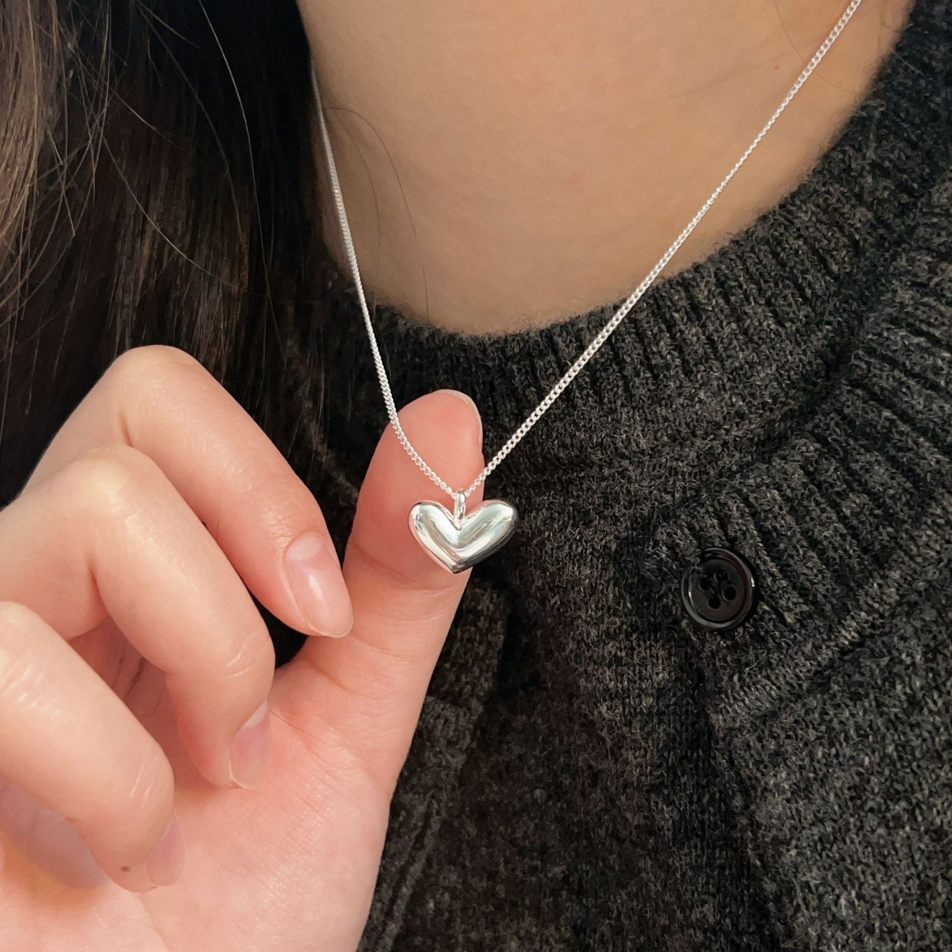 A simple, fashionable and versatile silver heart-shaped pendant necklace for ladies Item Picture