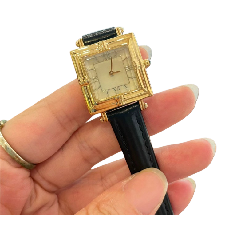 الساعة الذهبية المربعة ذات البشرة الداكنة ذات الأرجل الأسود هي عبارة عن أزياء متطابقة Item Picture