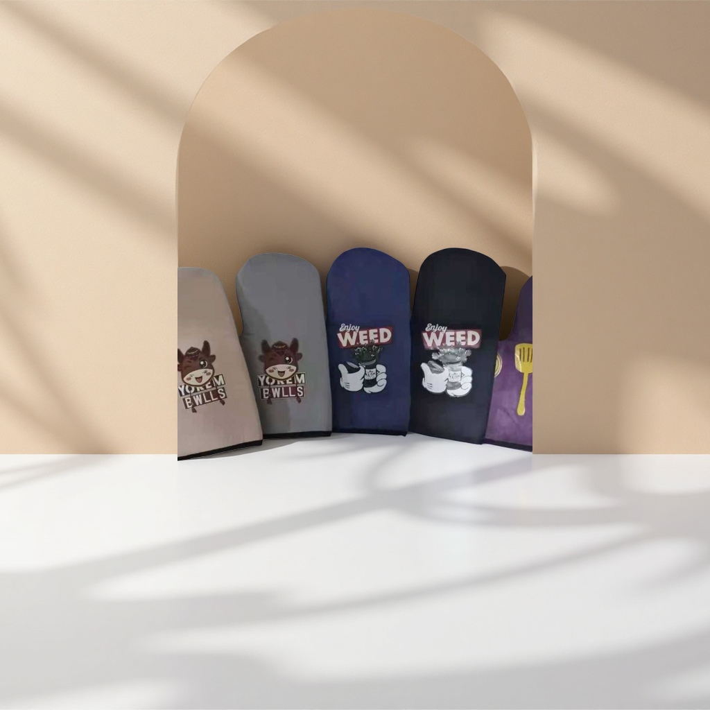 Colorful cartoon patterned heat-resistant gloves, kitchen heat-resistant, thickened cotton and linen, for baking Application Scenario