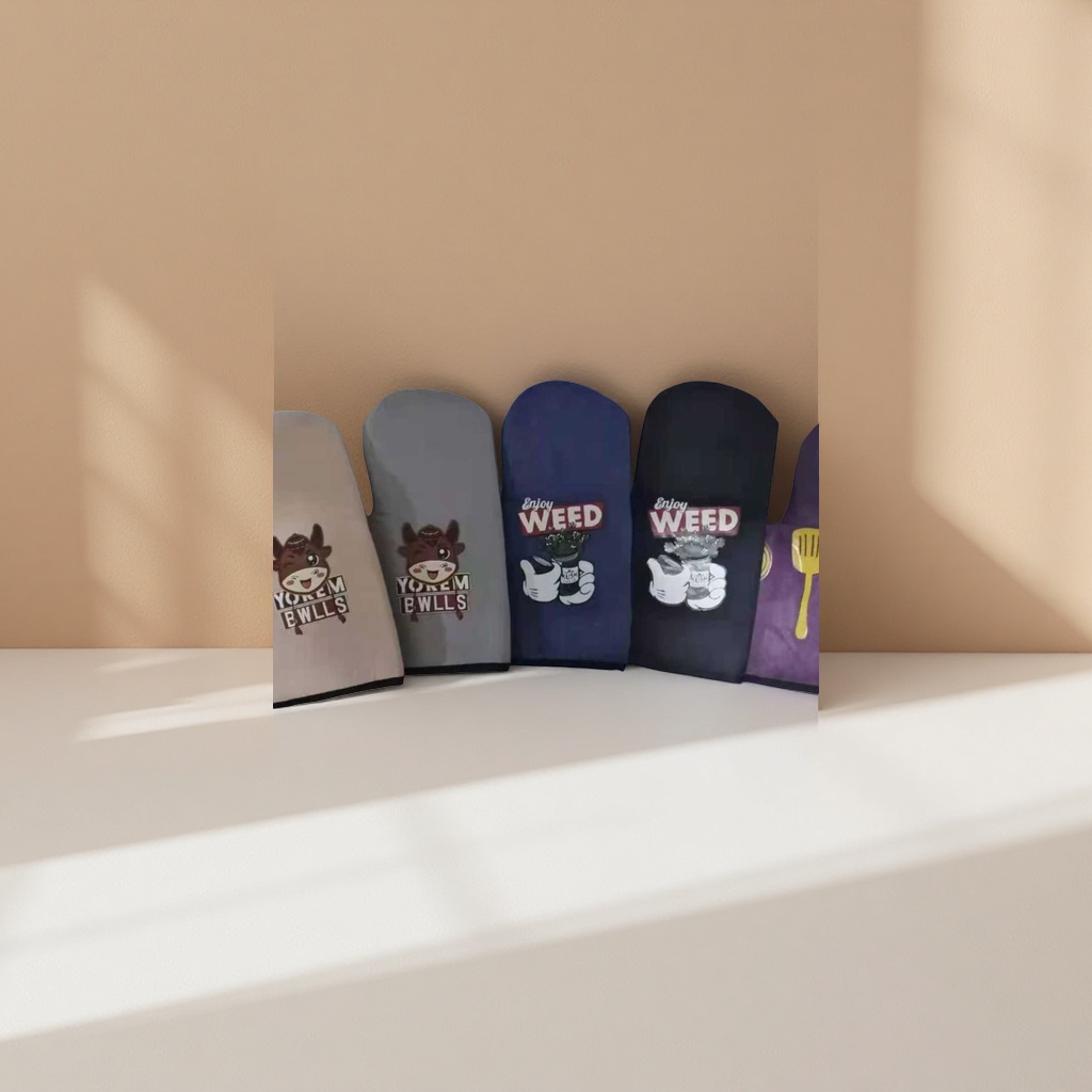 Colored printed heat-resistant gloves, kitchen heat-resistant cotton and linen thickened, heat-resistant Application Scenario