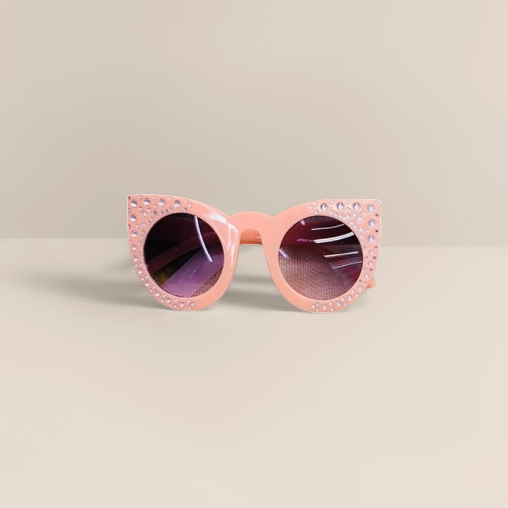 Pink diamond-encrusted cat-eye sunglasses for fashionable UV protection for women Application Scenario