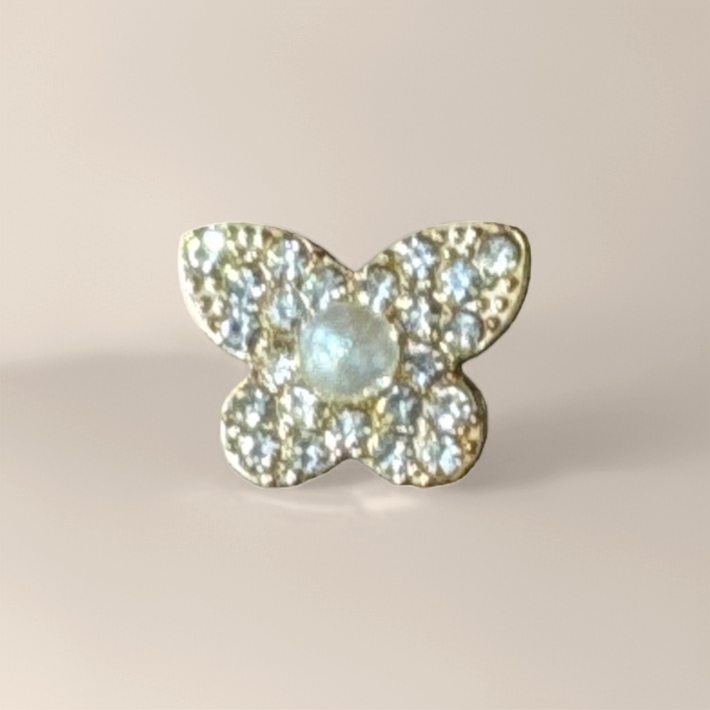 A beautiful gift box of golden butterfly-shaped diamond-encrusted jewelry, a fashionable and light luxury accessory