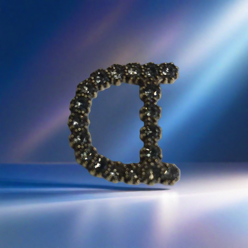 The black diamond-encrusted letter C necklace is fashionable, light luxury, simple and versatile for women