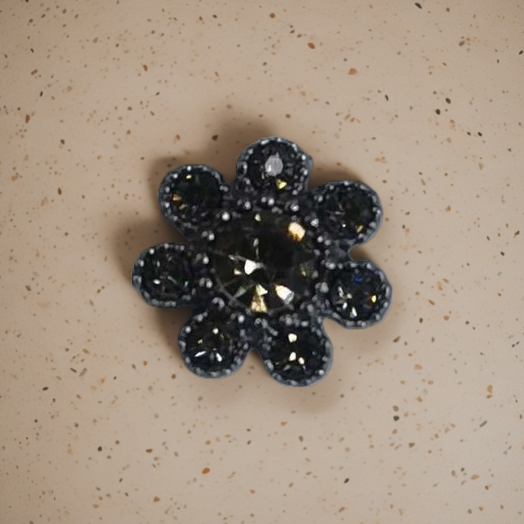 The black flower-shaped diamond-encrusted jewelry is fashionable, light luxury, elegant and versatile
