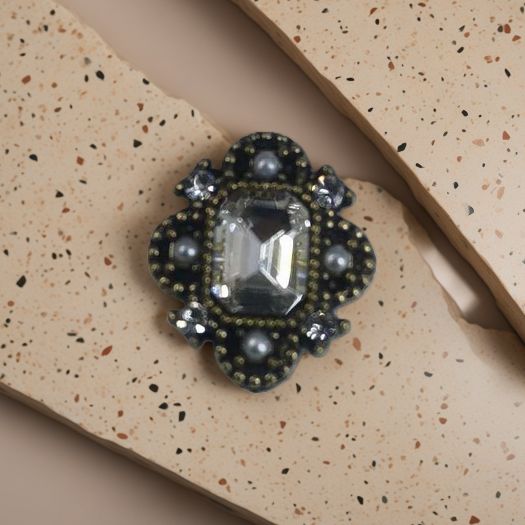 Golden diamond-encrusted pearl decorative fasteners, fashionable clothing accessories, exquisite handcrafted ornaments details Picture