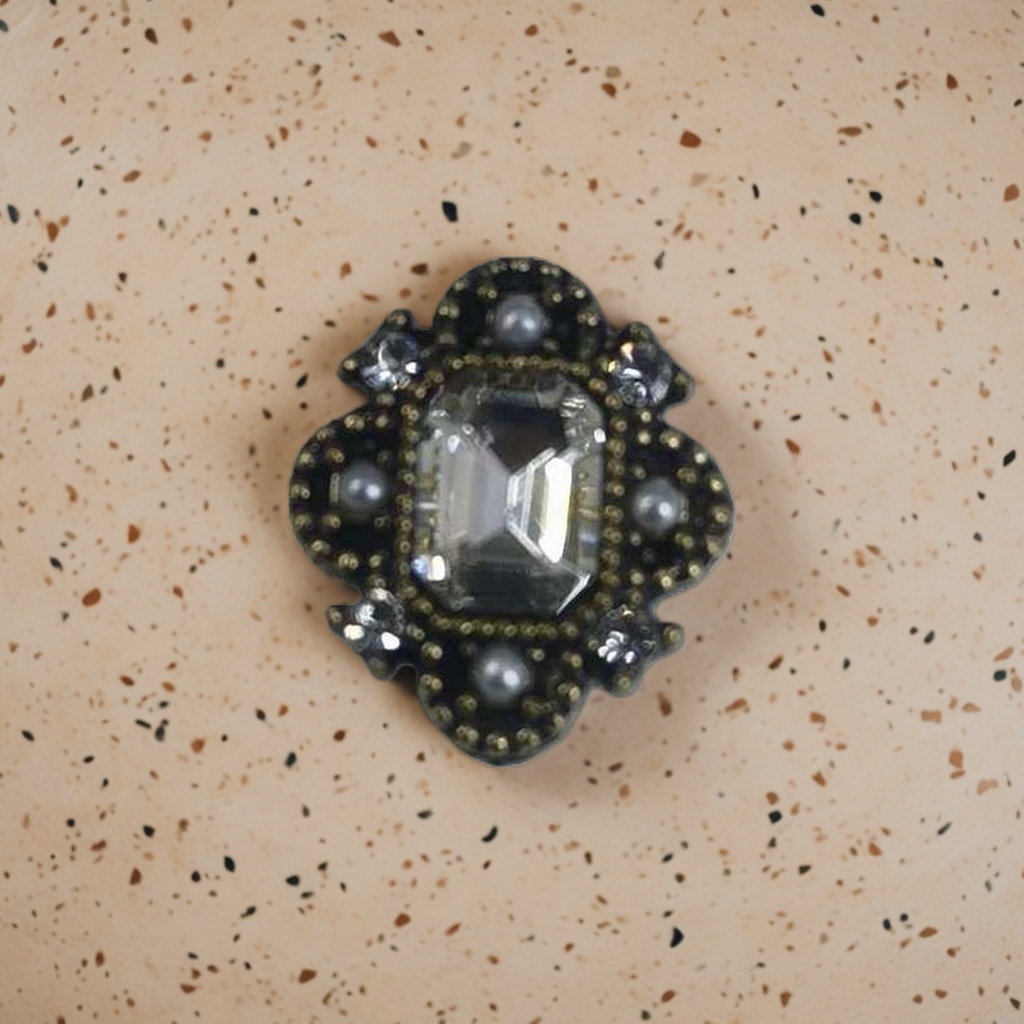 Golden diamond-encrusted pearl decorative fasteners, fashionable clothing accessories, exquisite handcrafted ornaments