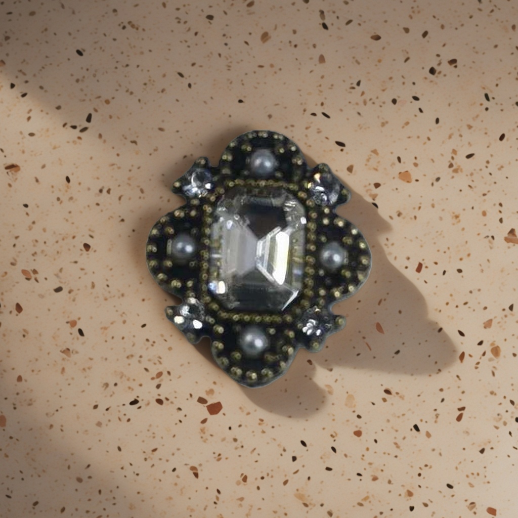 Golden diamond-encrusted pearl decorative fasteners, fashionable clothing accessories, exquisite handcrafted ornaments Application Scenario