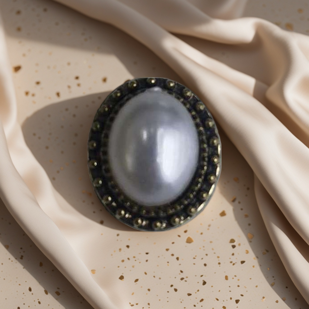 The white pearl decorative buckle is a fashionable and versatile clothing accessory