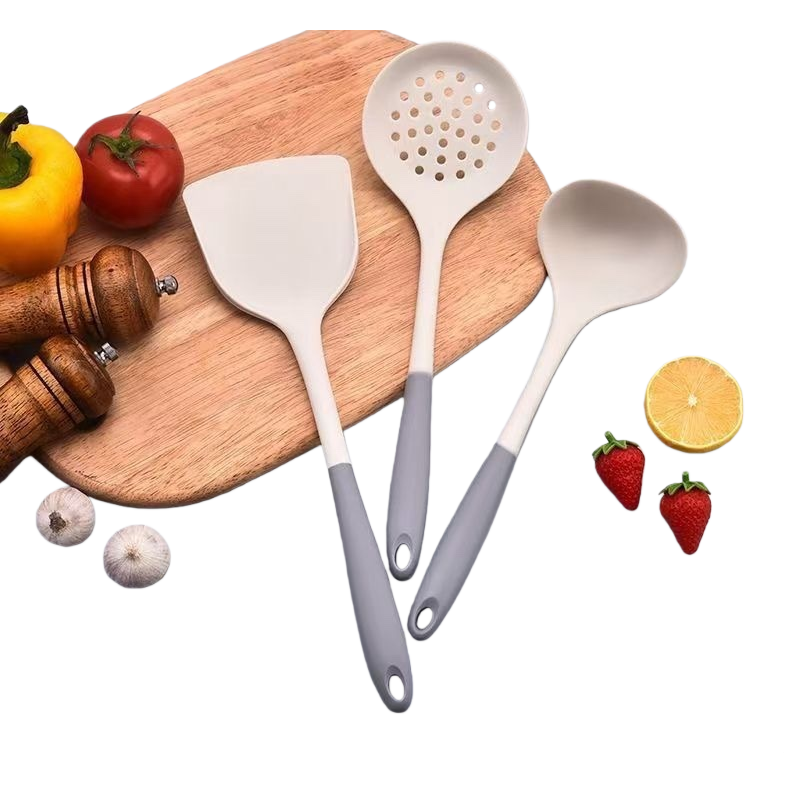 لوحة طهي بيضاء من السيليكا تحتوي على ملعقة تقطيع خشبية مزودة بفلفل الطماطم والليمون Item Picture
