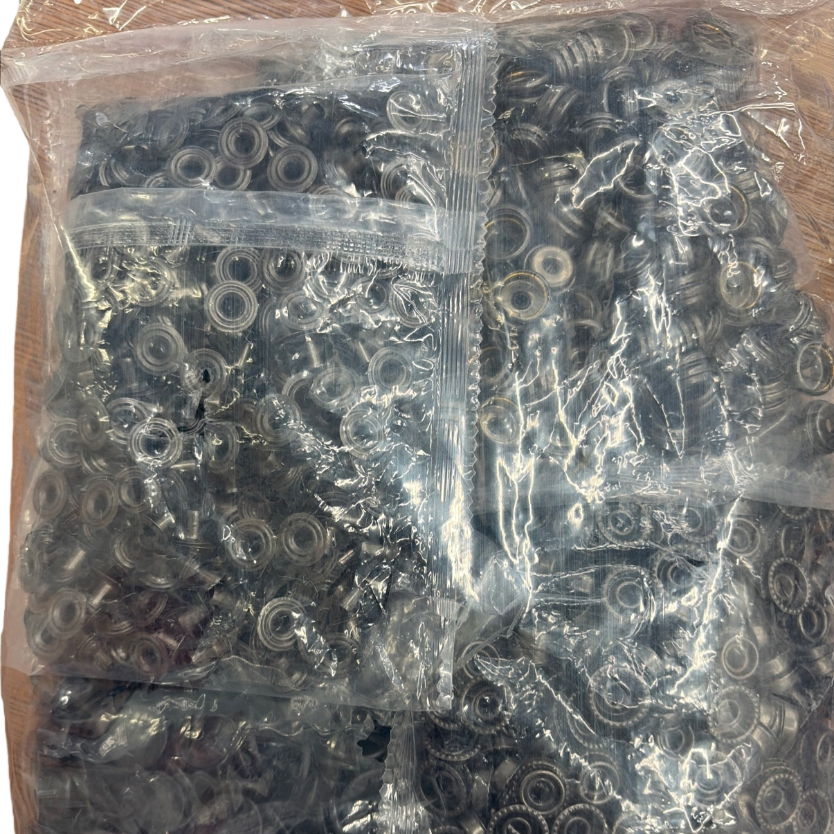 براميل معدنية ذات أغلفة بلاستيكية شفافة مزخرفة يدوياً بقطع معدنية Item Picture