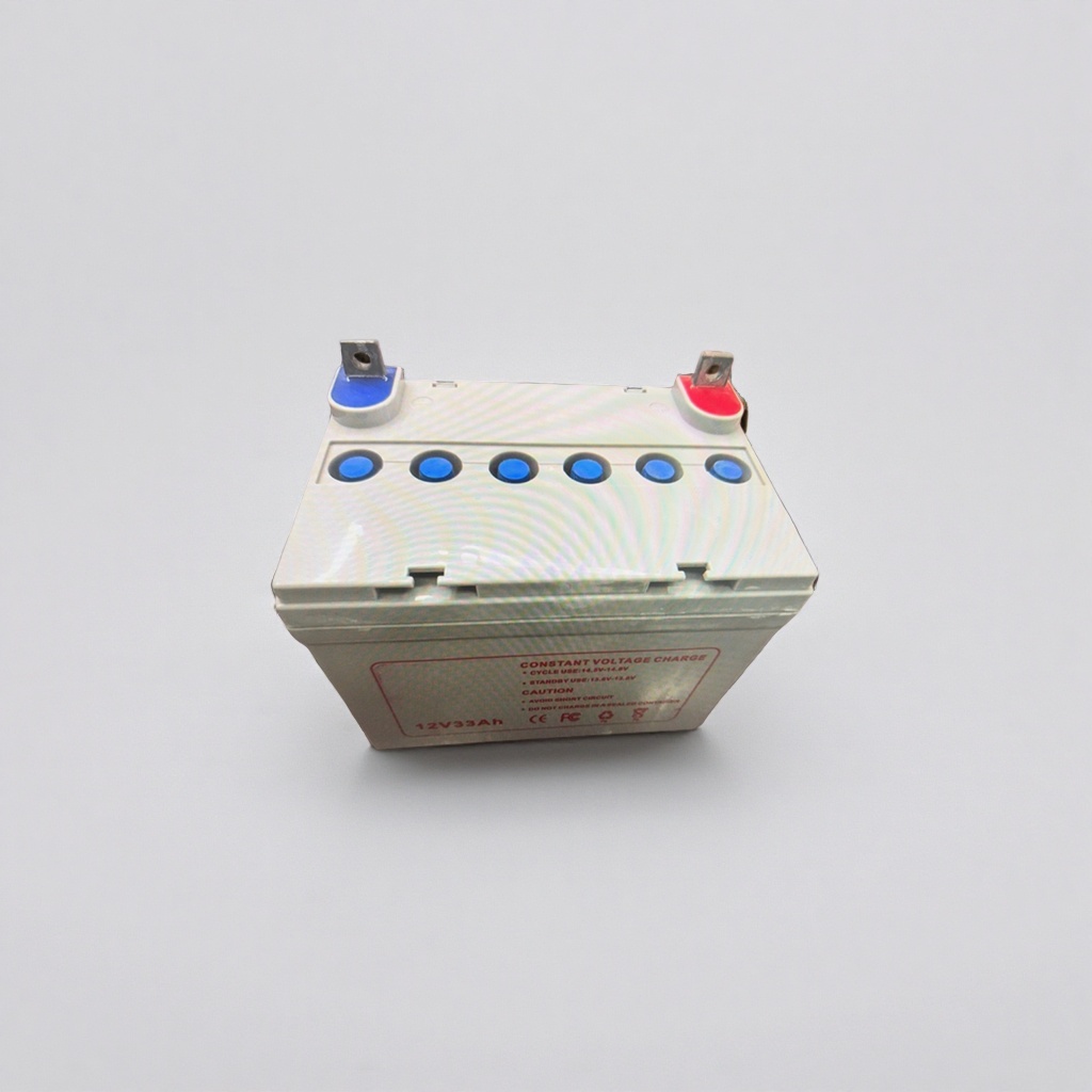 白色蓄电池，顶部有红蓝接线柱和五个蓝色观察孔，正面印有“12V33Ah”及充电说明文字细节图