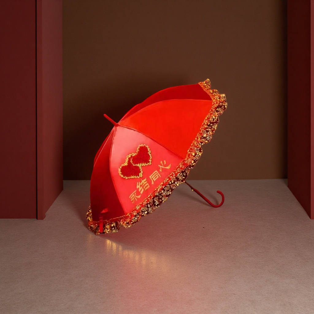 The red lace-trimmed double-heart umbrella is embroidered with gold characters on the surface