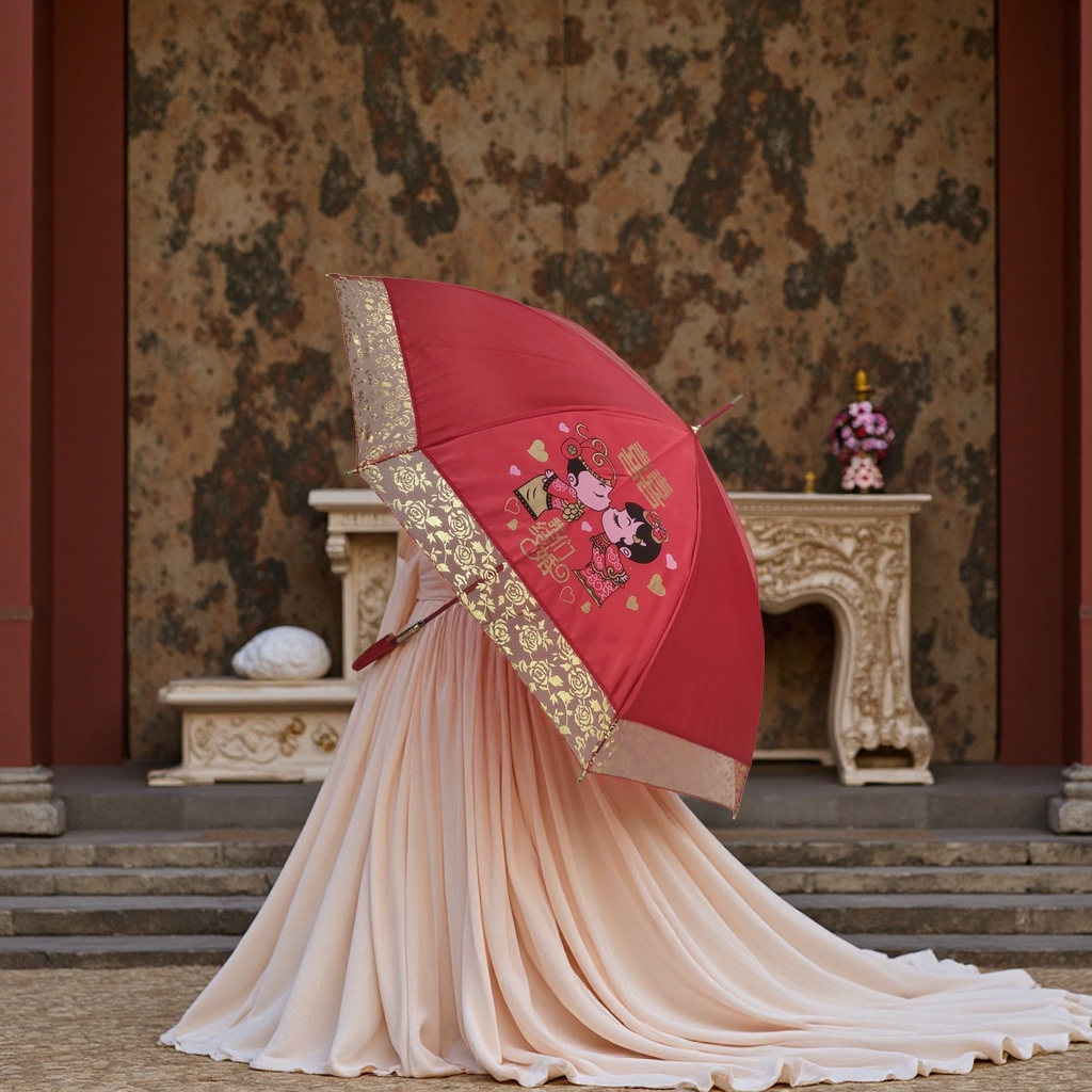 The red lace-trimmed double-heart umbrella is embroidered with gold characters on the surface Application Scenario