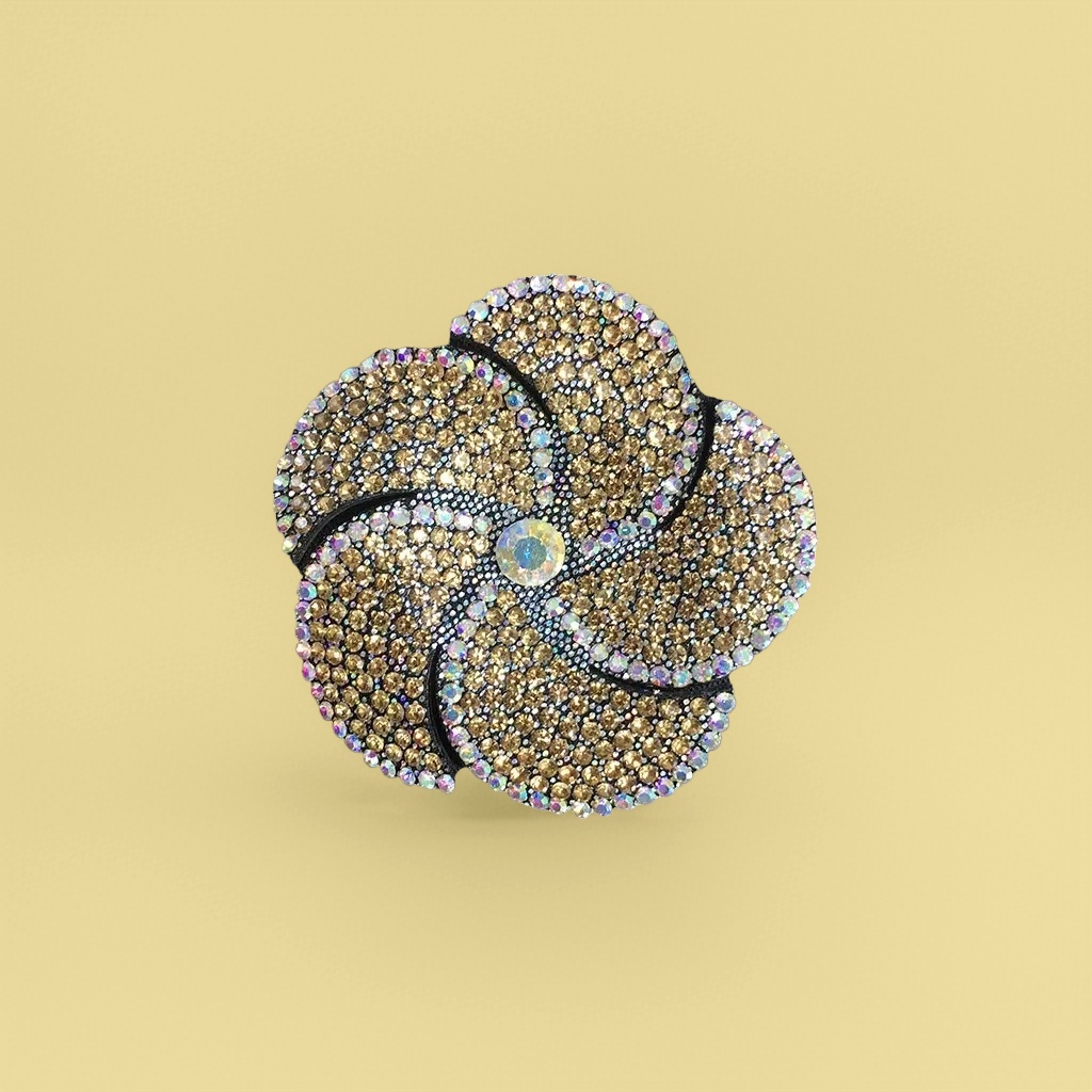 金色镶钻四叶花形胸针细节图