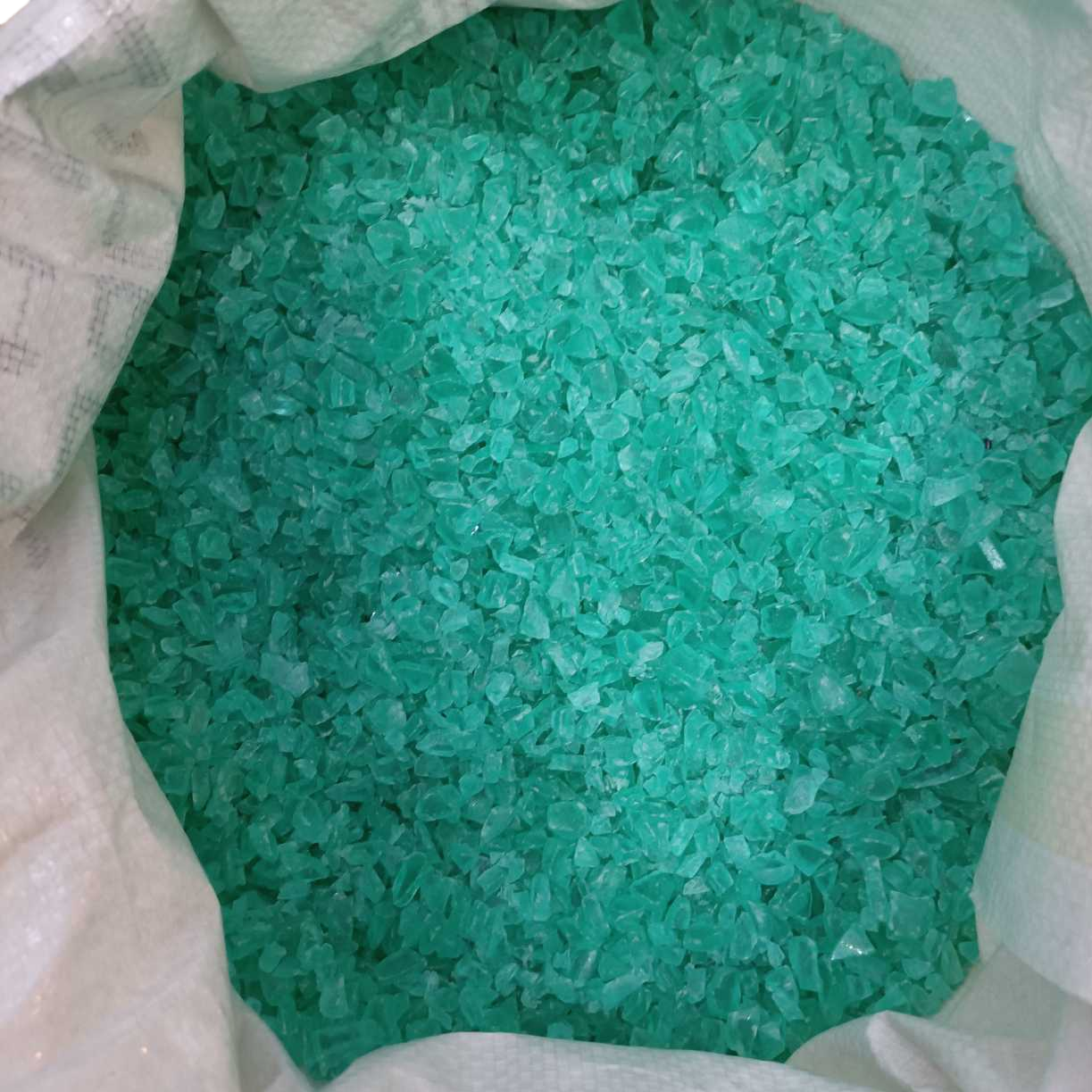 Green crystal particle stain remover is powerful for removing stains and is suitable for household use Item Picture
