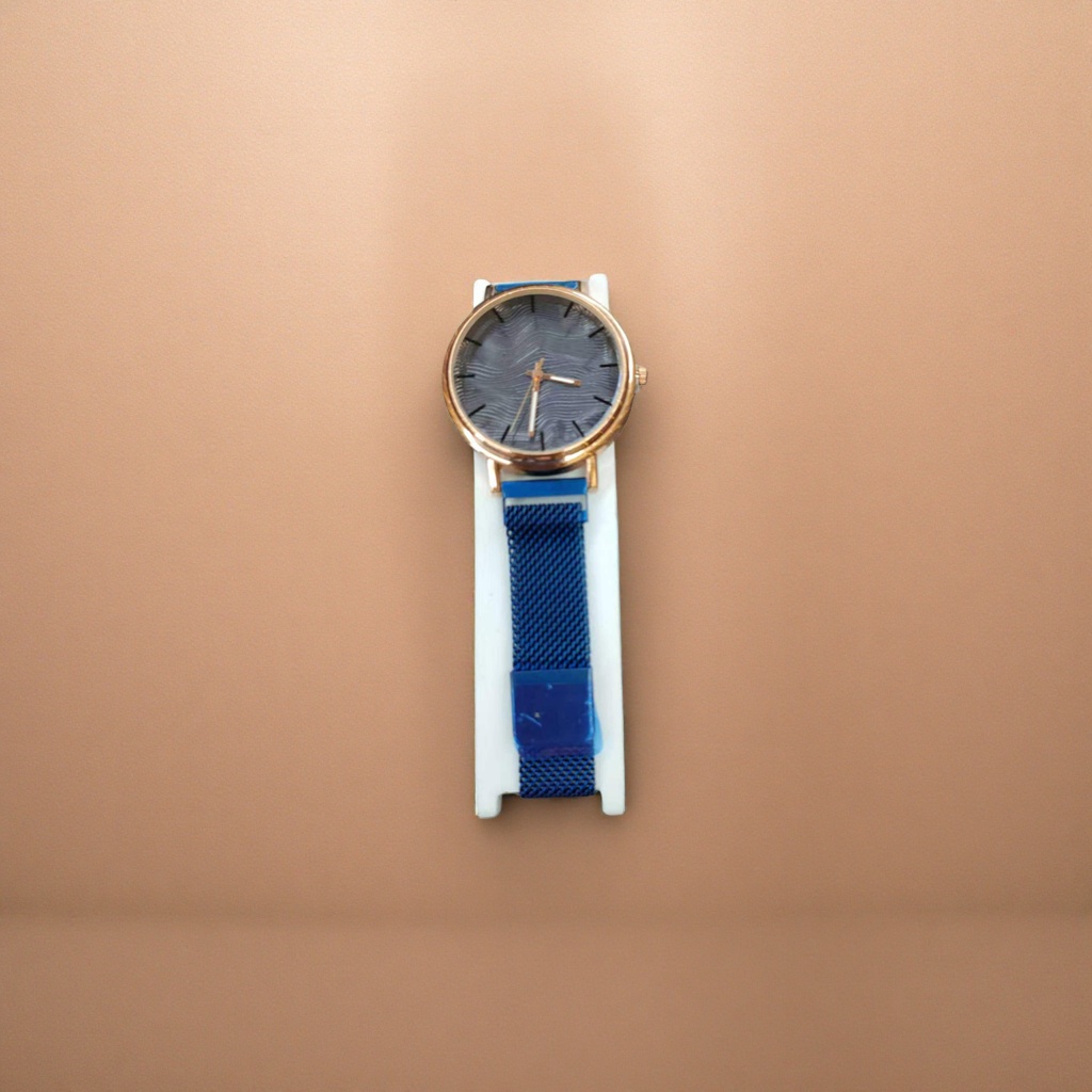 A men's quartz watch with a golden case and a blue strap is simple, fashionable and suitable for business and casual use Application Scenario