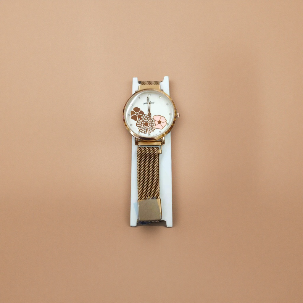 Gold case, white dial, floral pattern rhinestone watch Application Scenario