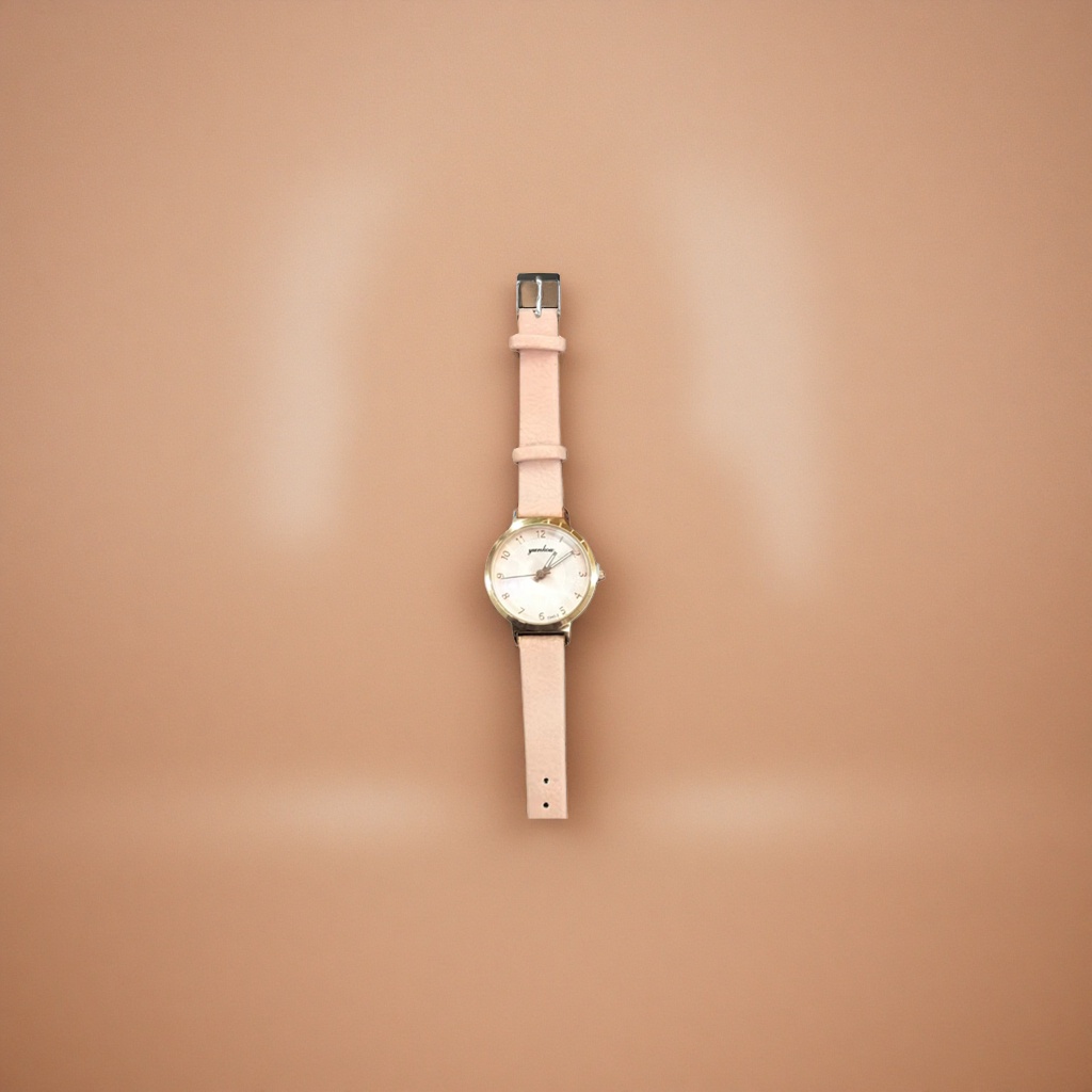 The pink strap quartz wristwatch for women is fashionable, versatile and a light luxury trend details Picture