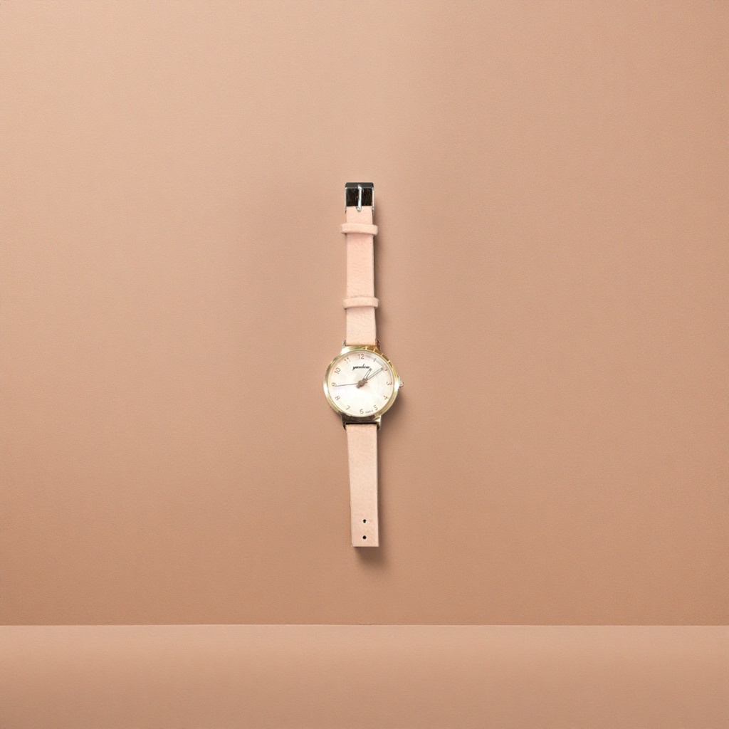 The pink strap quartz wristwatch for women is fashionable, versatile and a light luxury trend