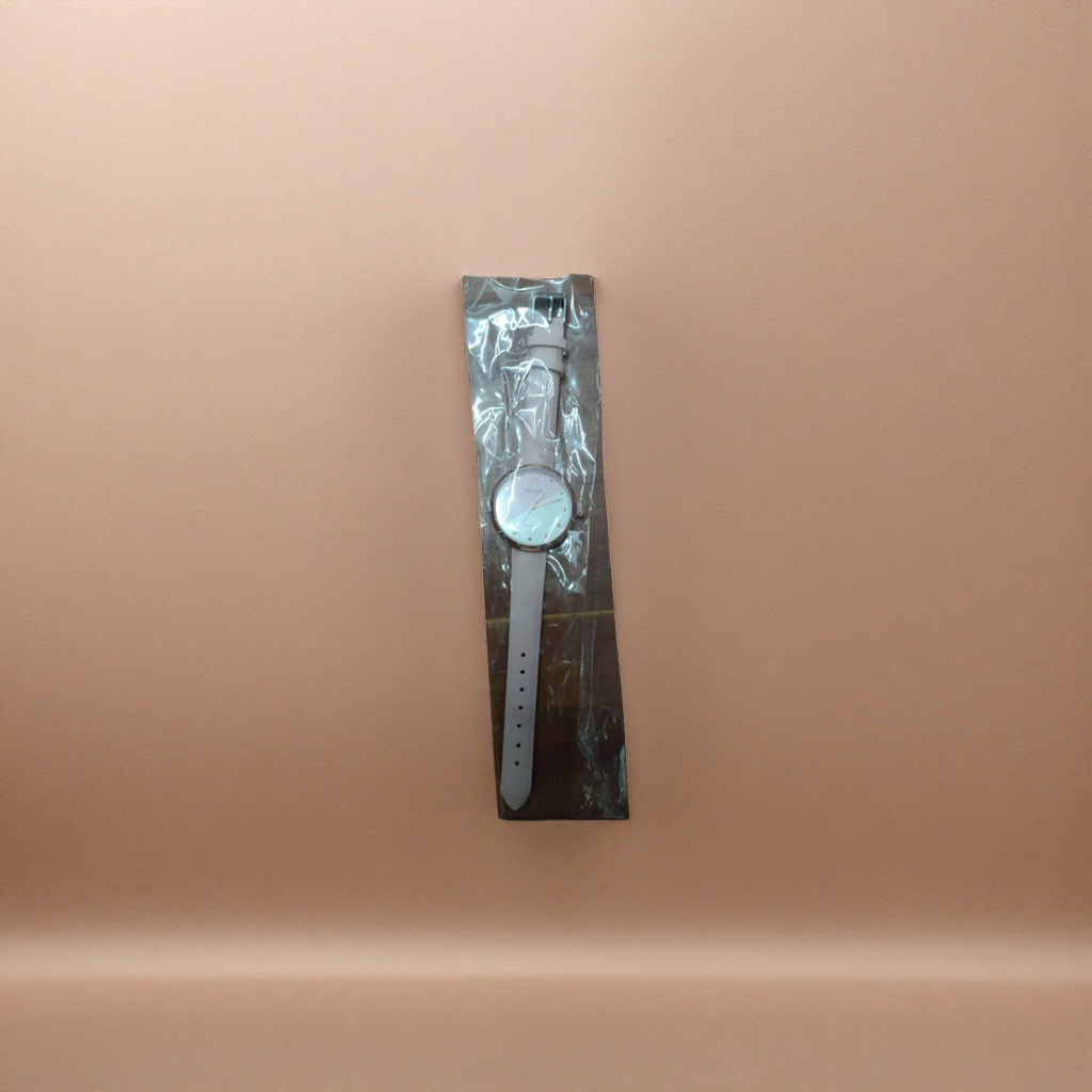 The light pink quartz watch with a strap features a simple, fashionable and light luxury style
