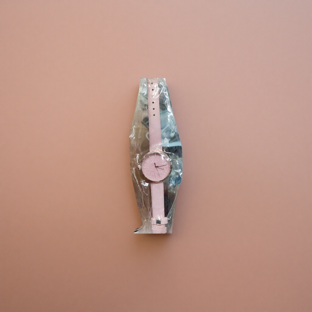 The pink quartz watch for ladies is simple, fashionable, versatile and a light luxury trend details Picture