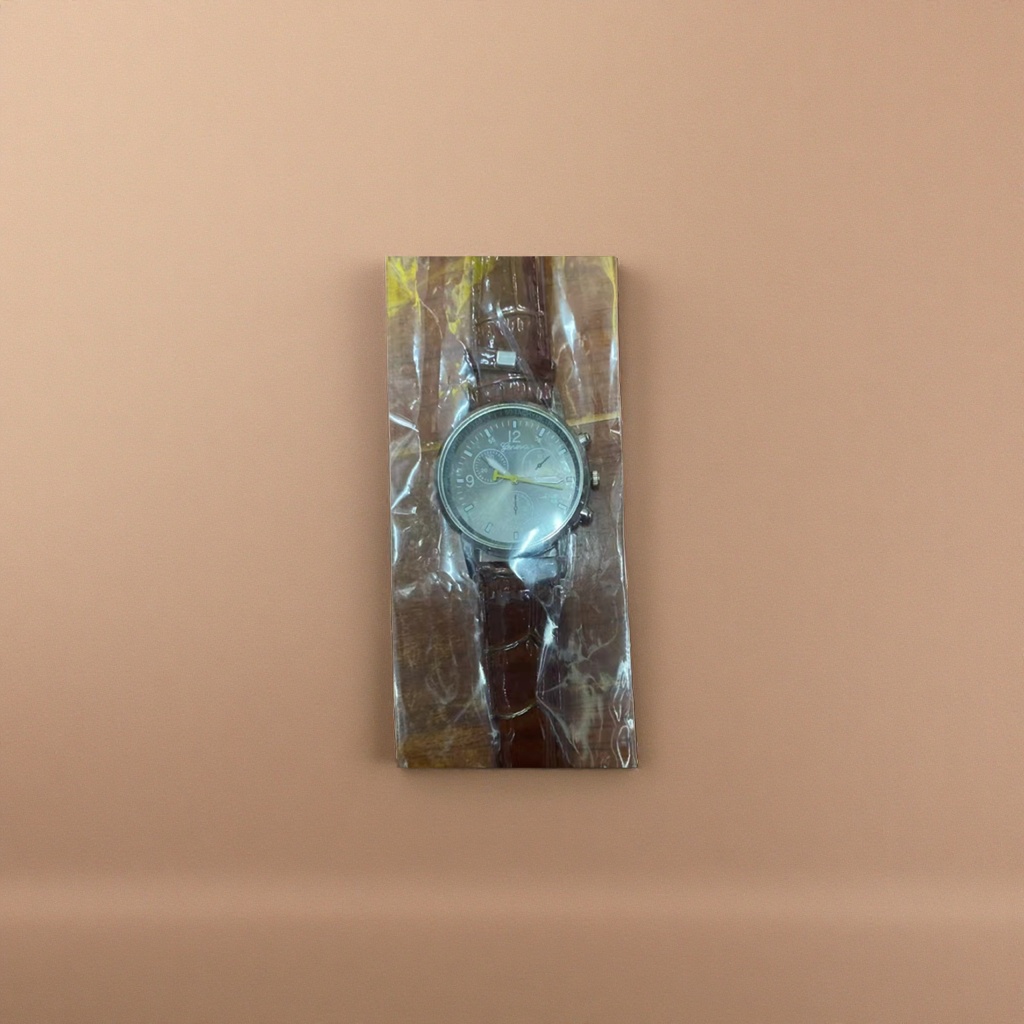 This brown strap watch is a fashionable, simple, business and casual wristwatch for both men and women