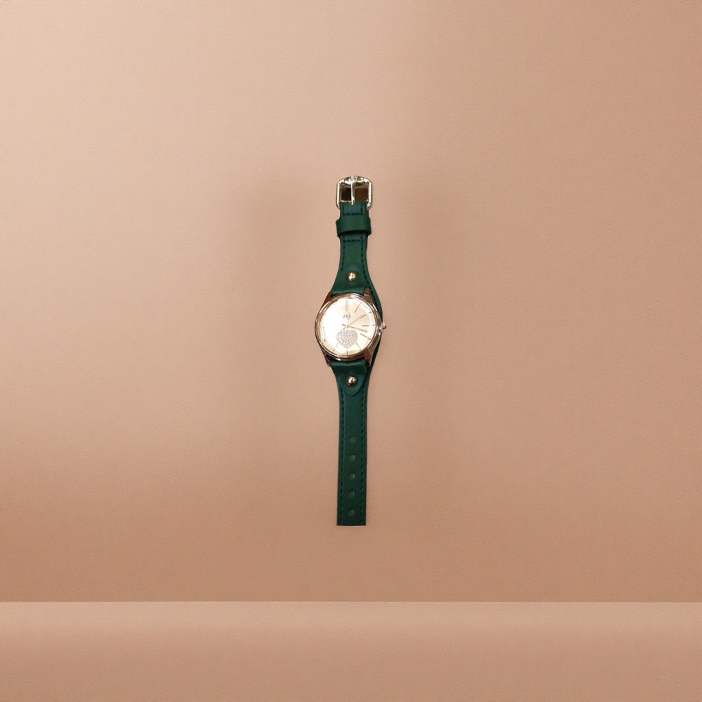 This green strap watch is a simple and fashionable quartz watch for both men and women. It is made of genuine leather and metal and can be replaced