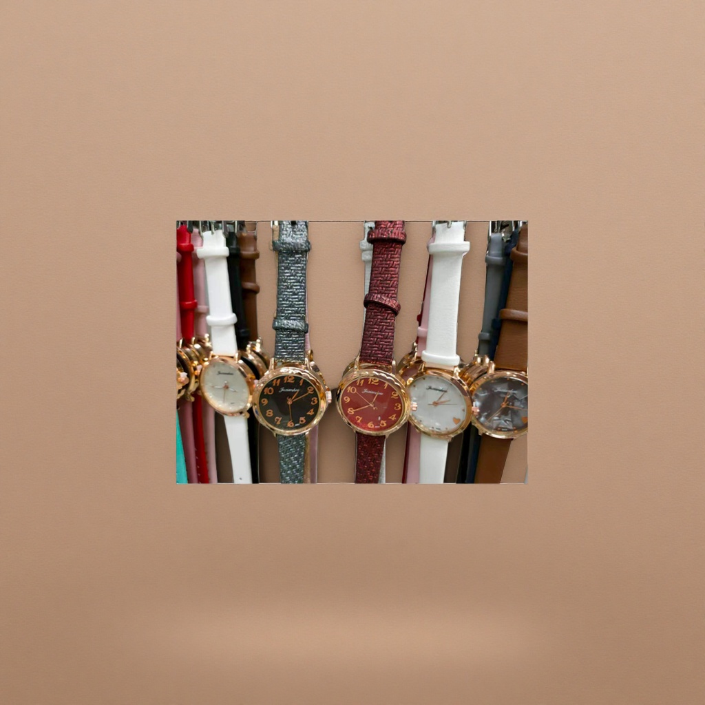 أغطية ذهبية، نبيذ أسود، لوحة حمراء، وساعة نسائية Specification image