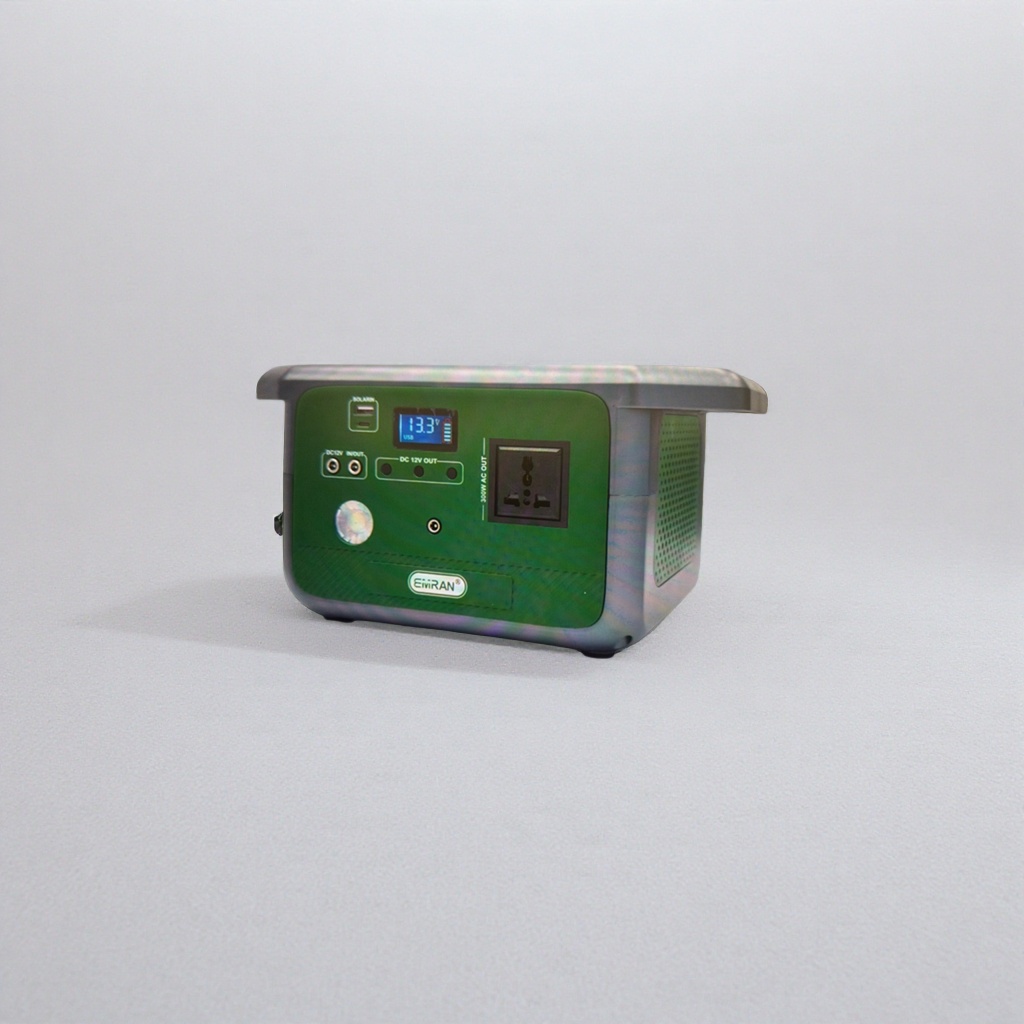 绿色便携式电源，为绿色与灰色拼接设计，正面有显示屏显示13.3V、USB/SOLARIN/DC 12V输入输出接口、300W AC交流插座及品牌标识EiRAN产品图