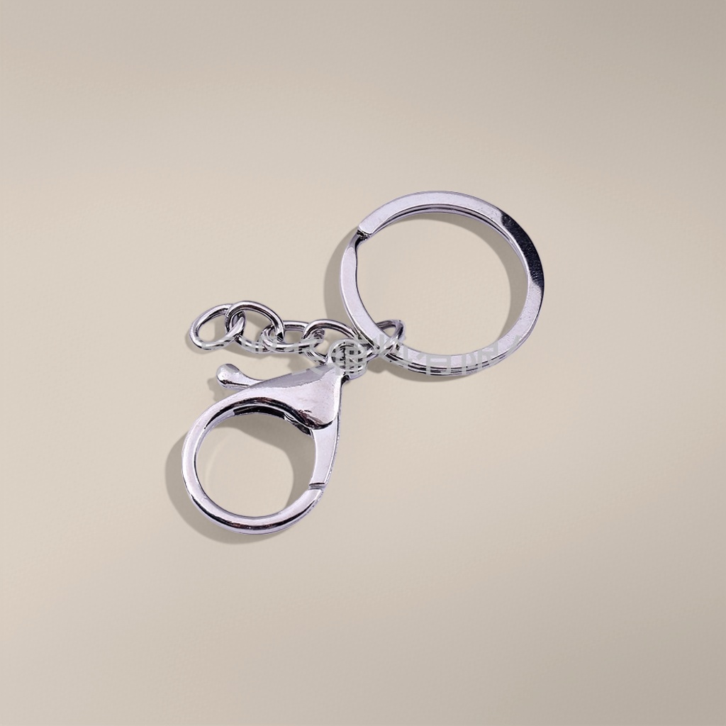 مفاتيح معدنية فضية بسيطة ذات طابع عصري