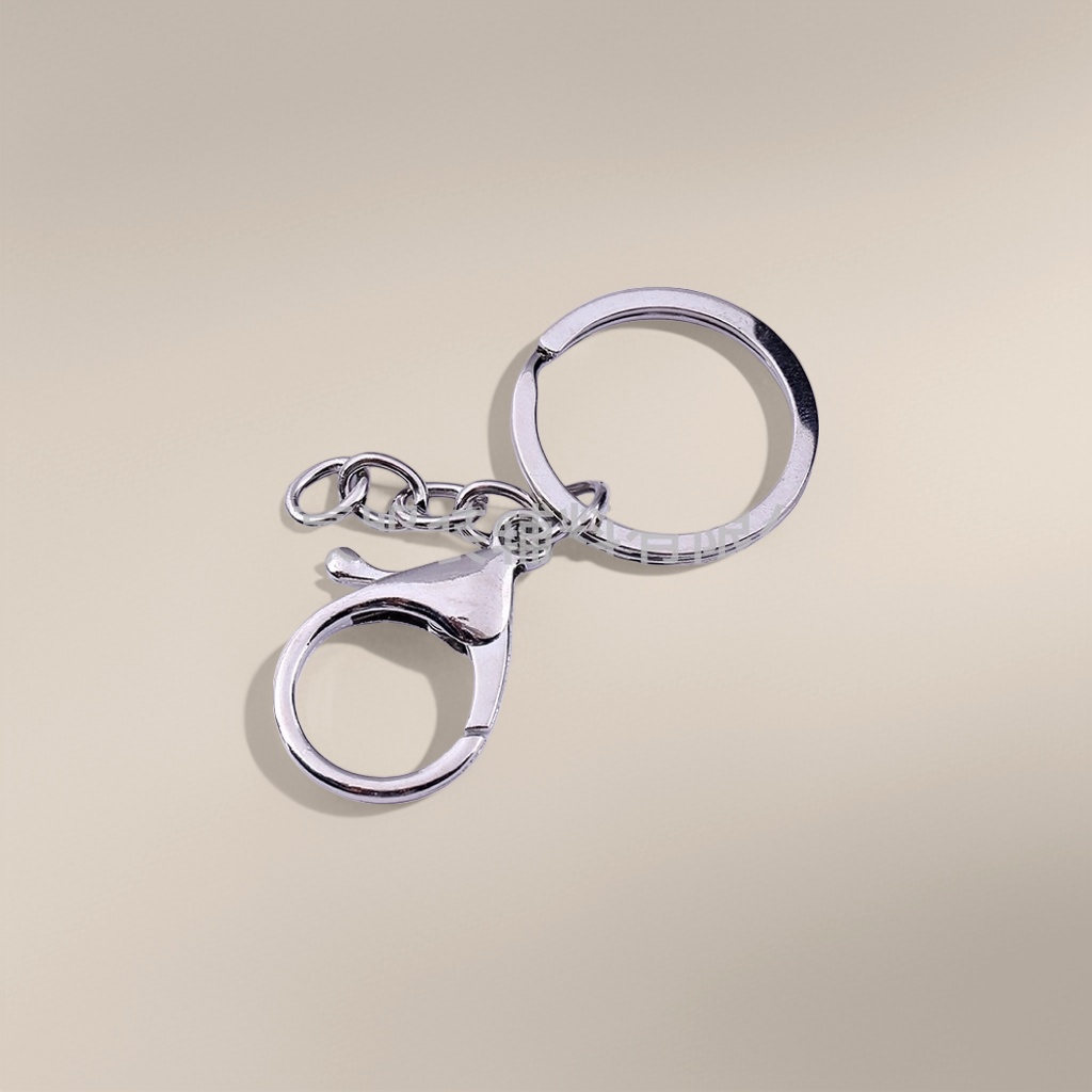 مفاتيح معدنية فضية بسيطة ذات طابع عصري Specification image