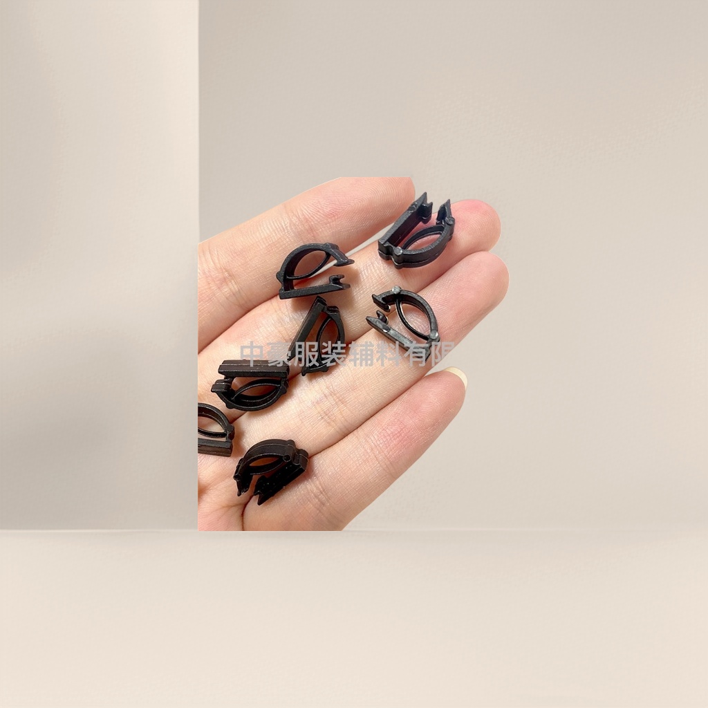 The black plastic clip is a multi-functional office and home document organization clip with strong load-bearing capacity and anti-slip properties