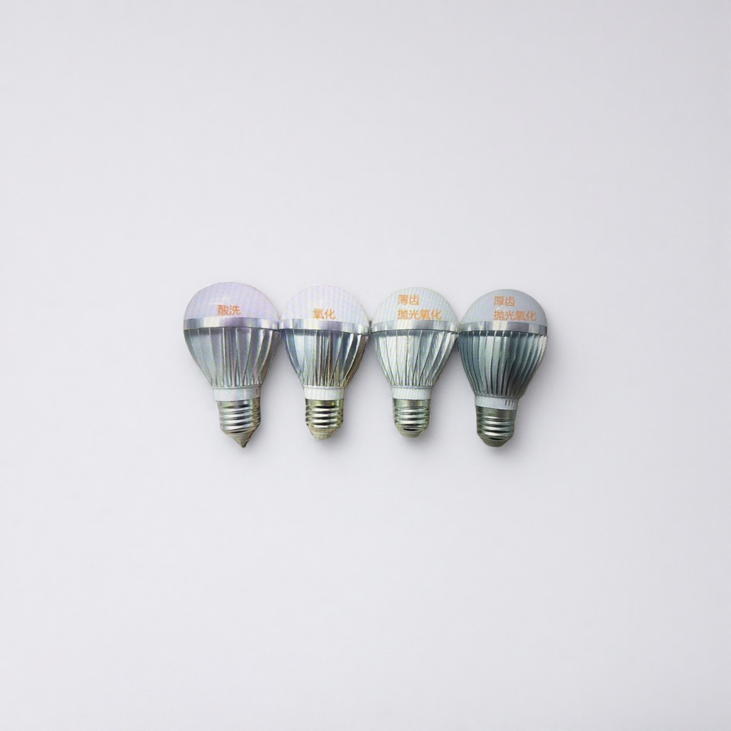 Four white bulb lamps are placed side by side, with thin and thick teeth polished and oxidized metal screw mouths Specification image