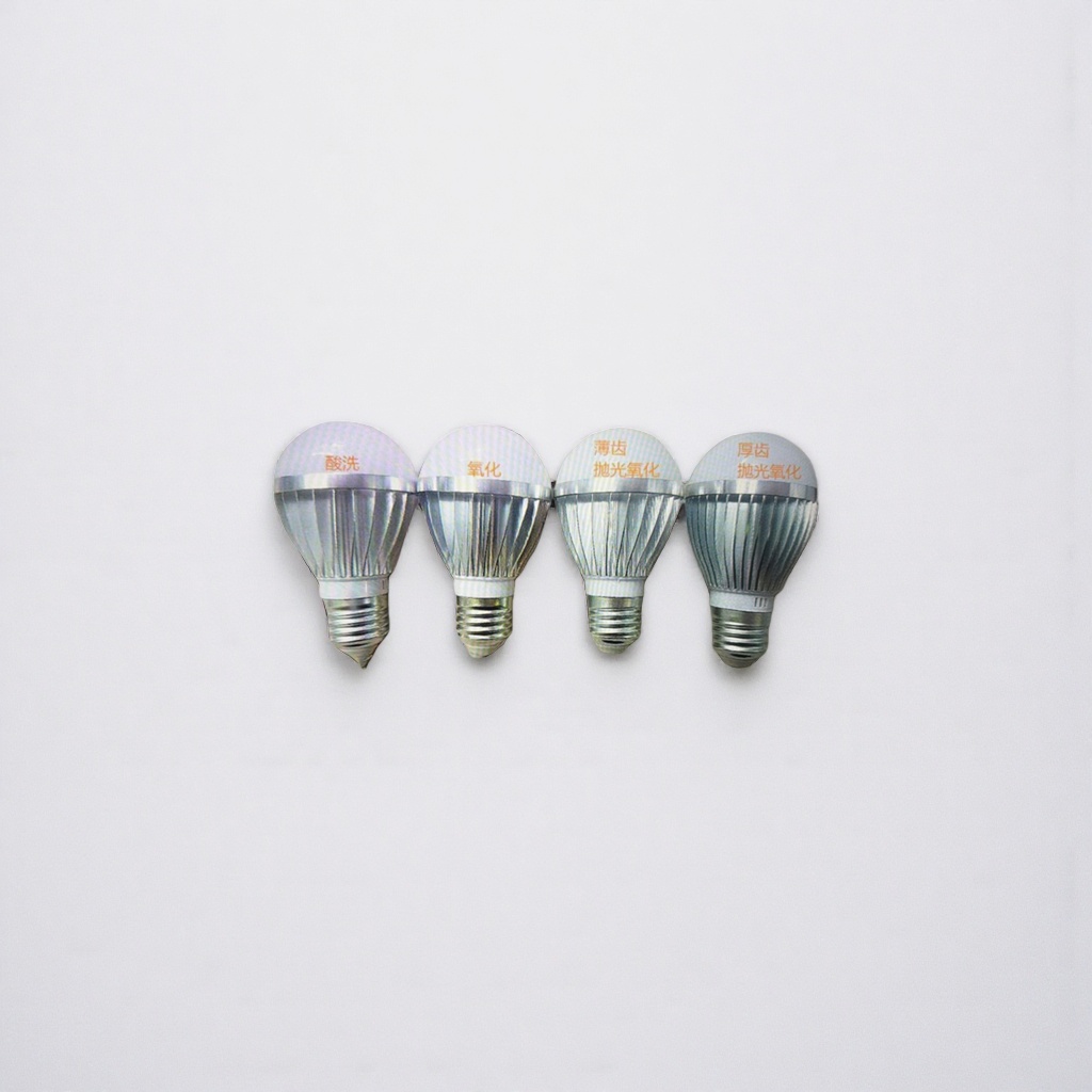 Four white bulb lamps are placed side by side, with thin and thick teeth polished and oxidized metal screw mouths details Picture
