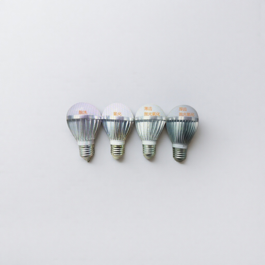 Four white bulb lamps are placed side by side, with thin and thick teeth polished and oxidized metal screw mouths