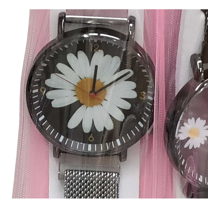The black dial Daisy pattern ladies' quartz watch is fashionable, simple and versatile Item Picture