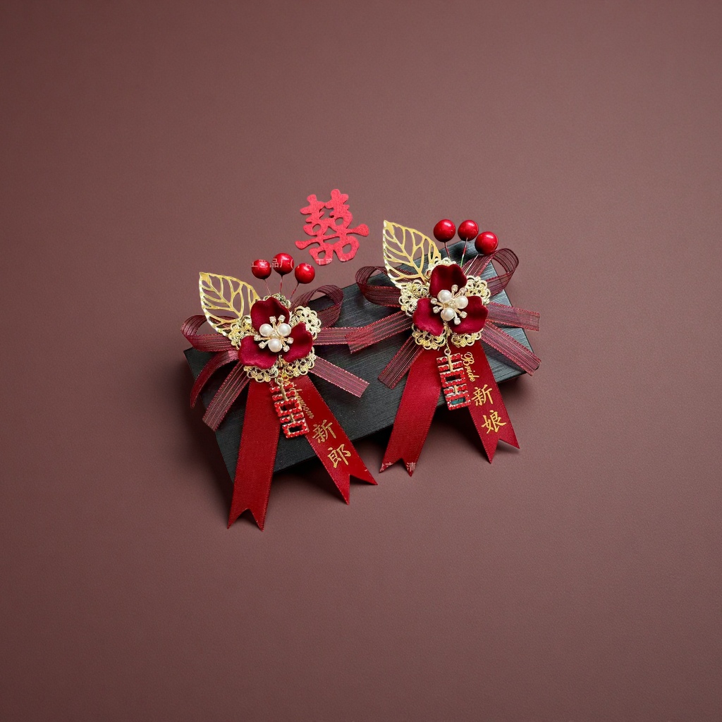 Red wedding brooch, bride and groom pairs, lace, cutout leaves, deep red velvet, pearl crystal, wine red ribbon, double happiness character tag Application Scenario